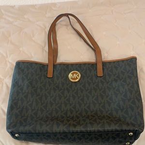 AUTHENTIC MICHAEL KORS TOTE BAG w/OUTER pocket